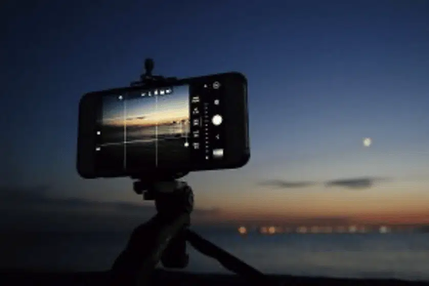 Lebonplanciné - Smartphone qui film de nuit l'horizon sur une plage