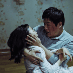 Lebonplanciné - Dans The Strangers, le policier Jong-goo, incarné par l'acteur coréen Kwak Do-Won, tiens dans ses bras sa fille qui est mourante.