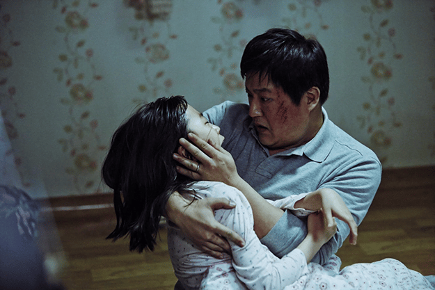 Lebonplanciné - Dans The Strangers, le policier Jong-goo, incarné par l'acteur coréen Kwak Do-Won, tiens dans ses bras sa fille qui est mourante.