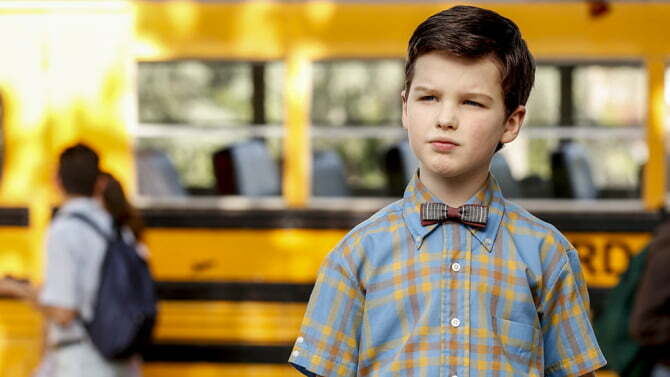 Lebonplanciné - Sheldon jeune arrive à l'école déposé par le bus scolaire jaune. Il a un regard perçant.