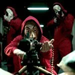 Lebonplanciné - La Casa de Papel - affiche de la série dans laquelle l'un des voleurs, situé au premier plan, pointe une arme lourde sur le spectateur.
