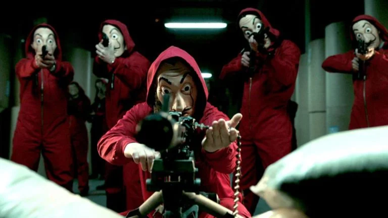 Lebonplanciné - La Casa de Papel - affiche de la série dans laquelle l'un des voleurs, situé au premier plan, pointe une arme lourde sur le spectateur.