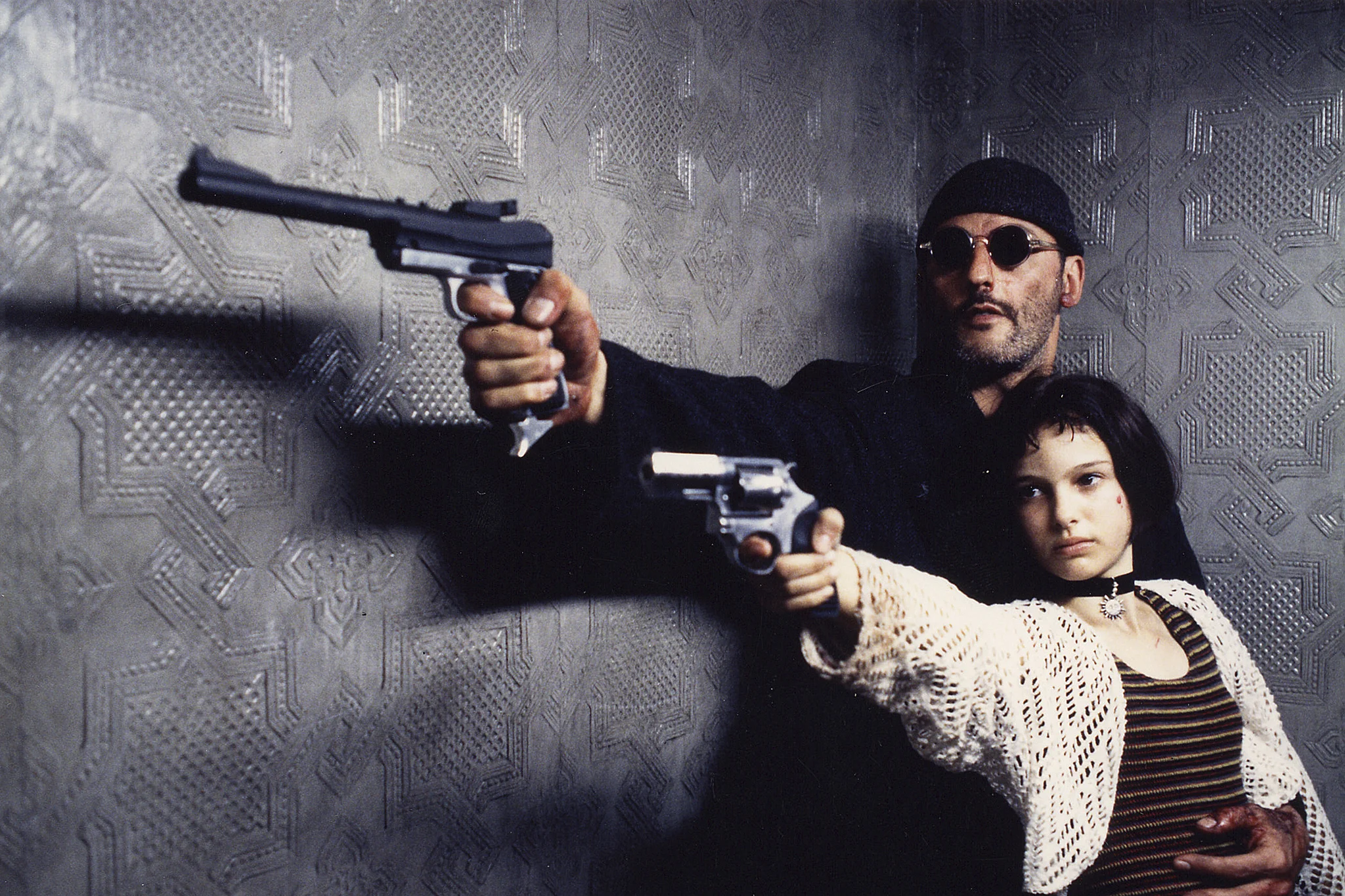 Lebonplanciné - affiche du film Léon où l'on retrouve Jean Reno dans le rôle de Léon et Natalie Portman qui joue Mathilda tenir deux révolver