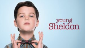 Lebonplanciné - affiche de la saison 1 de Young Sheldon dans laquelle Iain Armitage incarne Sheldon Cooper. Il tient son noeud papillon avec ses deux mains et semble fier de lui.