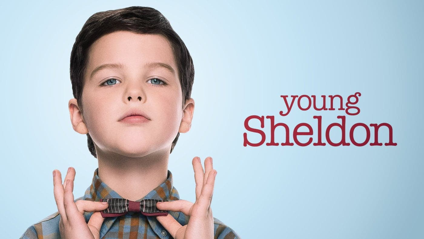 Lebonplanciné - affiche de la saison 1 de Young Sheldon dans laquelle Iain Armitage incarne Sheldon Cooper. Il tient son noeud papillon avec ses deux mains et semble fier de lui.