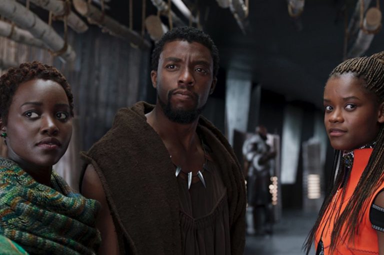 Lebonplanciné - Black Panther - Chadwick Boseman, le prince T'Challa entouré de Lupita Nyong'o qui joue le rôle de Nakia et Letitia Wright dans le rôle de Shuri