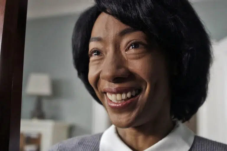 Get Out, Betty Gabriel, incarnant Georgina, sourit lors d'une scène marquante