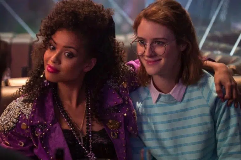 Deux actrices de la série Black Mirror sont bras dessus bras dessous et profitent d'une soirée