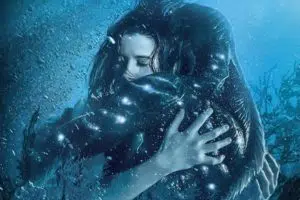 La forme de l'eau - Sally Hawkins dans le rôle d'Elisa Esposito fait un câlin sous l'eau à Doug Jones qui joue l'amphibien