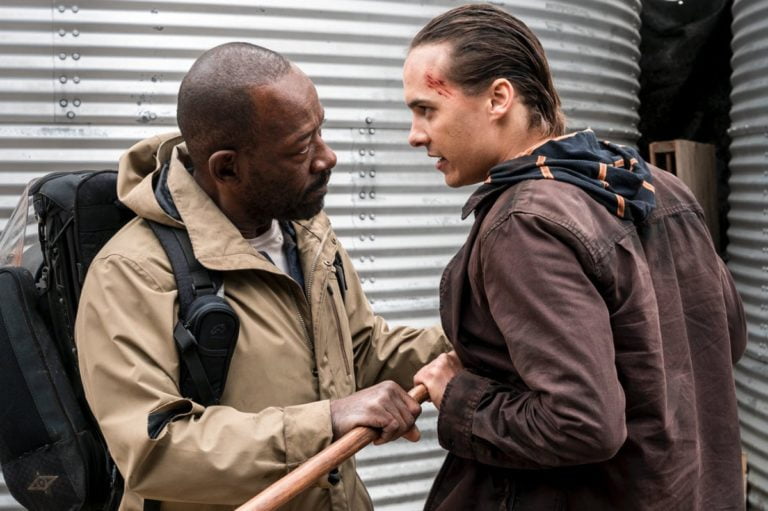 Fear the Walking Dead - scène de désaccord entre les acteurs Lennie James qui incarne Morgan et Frank Dillane dans le rôle de Nick. Le bâton de Morgan sépare les deux hommes qui semblent prêts à en découdre.