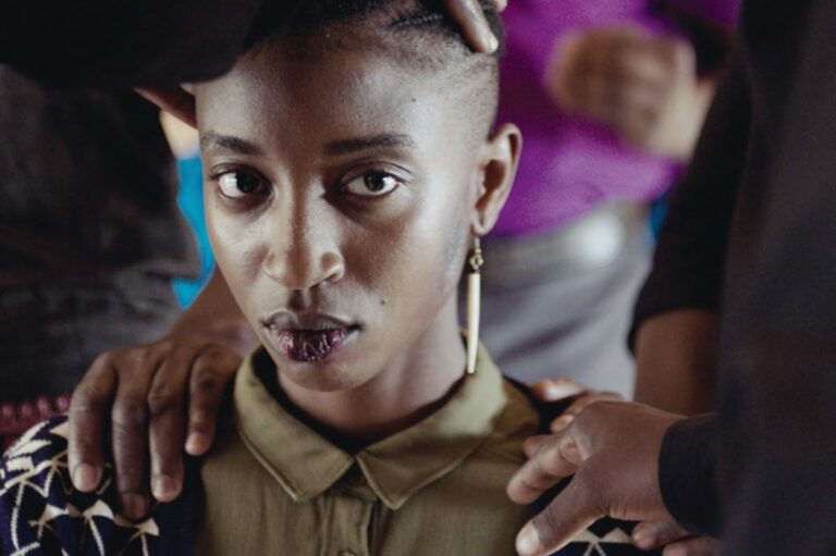 Rafiki - L'actrice kényane Samantha Mugatsia, en tenue militaire kaki, incarne Kena, l'un des deux personnages principaux du film. Elle a le regard perçant. Pourquoi ?