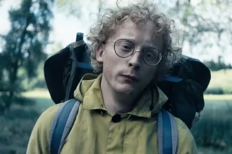 The Rain - L'acteur Sonny Lindberg, dans le rôle de Jean se balade dans la forêt. Il semble confus.