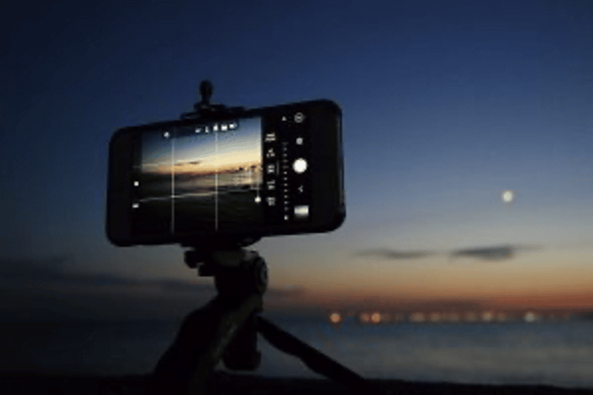 Lebonplanciné - Smartphone qui film de nuit l'horizon sur une plage 
