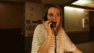 Lebonplanciné - Dans paranoia, Sarah Paulson incarne semble angoissée, téléphone à la main lors d'une scène du thriller. Pourquoi ?