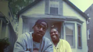 Lebonplanciné - Jeen-Yuhs, Kanye & Donda West assis devant leur maison de Chicago. Elle sourit face à la caméra