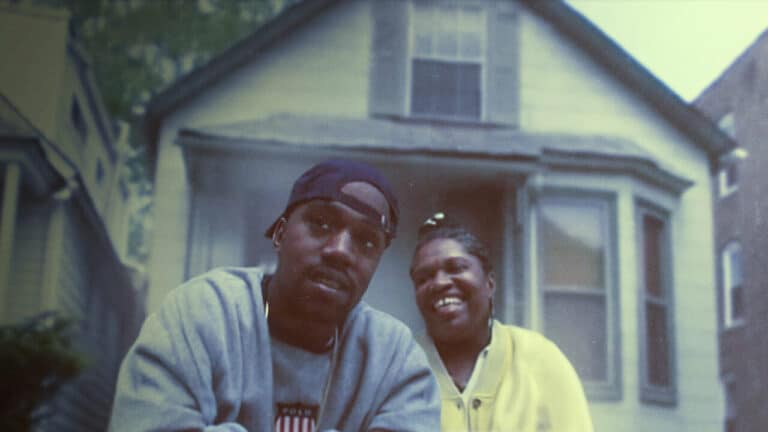 Lebonplanciné - Jeen-Yuhs, Kanye & Donda West assis devant leur maison de Chicago. Elle sourit face à la caméra