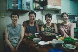 Famille Kim du film Parasite dans leur appartenant miteux