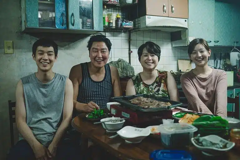 Famille Kim du film Parasite dans leur appartenant miteux