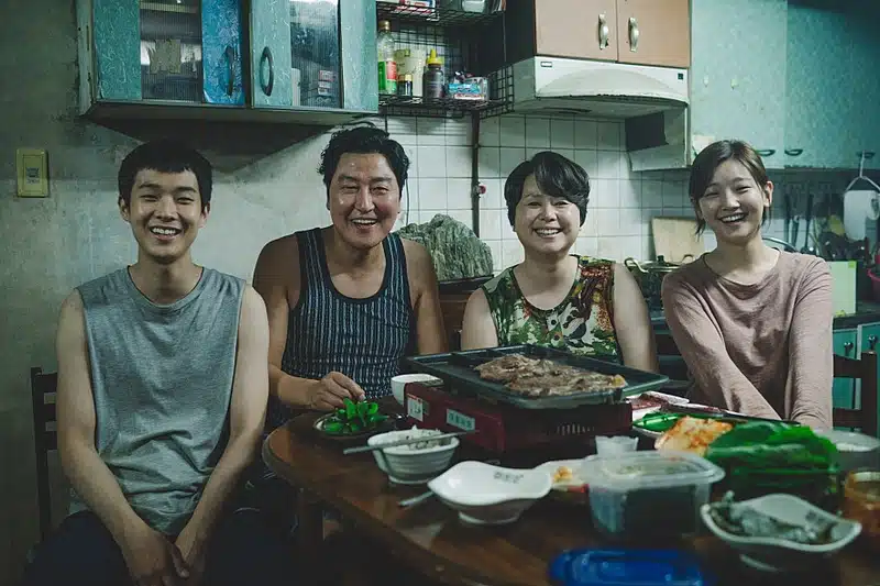 Famille Kim du film Parasite dans leur appartenant miteux