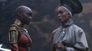 Black Panther : Wakanda Forever, scène avec Danai Gurira (Okoye / Midnight Angel) et Angela Bassett la Reine Ramonda