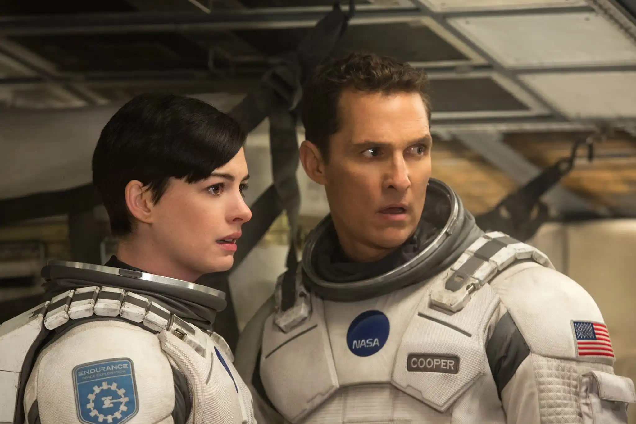 Interstellar, Anne Hathaway et Matthew McConaughey en combinaison spatiale