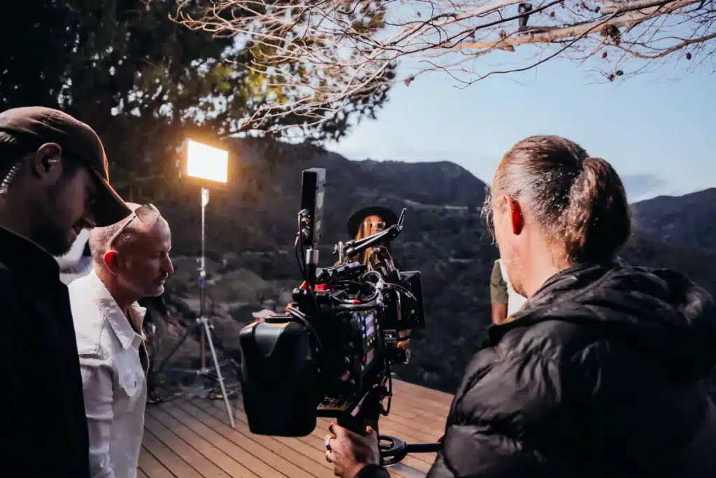 Utilisation d'ampoules de haute qualité, des projecteurs ou des réflecteurs lors d'un tournage pour améliorer la prise de vue vidéo.