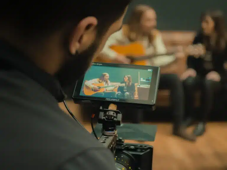 Réalisateur film une guitariste à l'aide d'une caméra et d'un stabilisateur